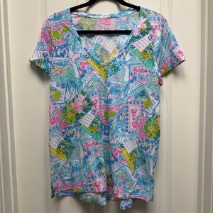 LILLY PULITZER ETTA V NECK SHORT SLEEVE T SHIRT WISH YOU WERE HERE PRINT MEDIUM